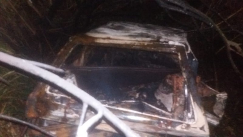Após colisão traseira, veículo é destruído por incêndio