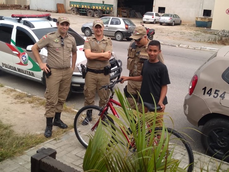 Uma linda história: Garoto venezuelano, de 13 anos, entrega carta para guarnição da PM de SC