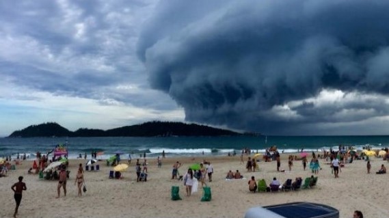 Nuvem chama a atenção de turistas e moradores de Florianópolis