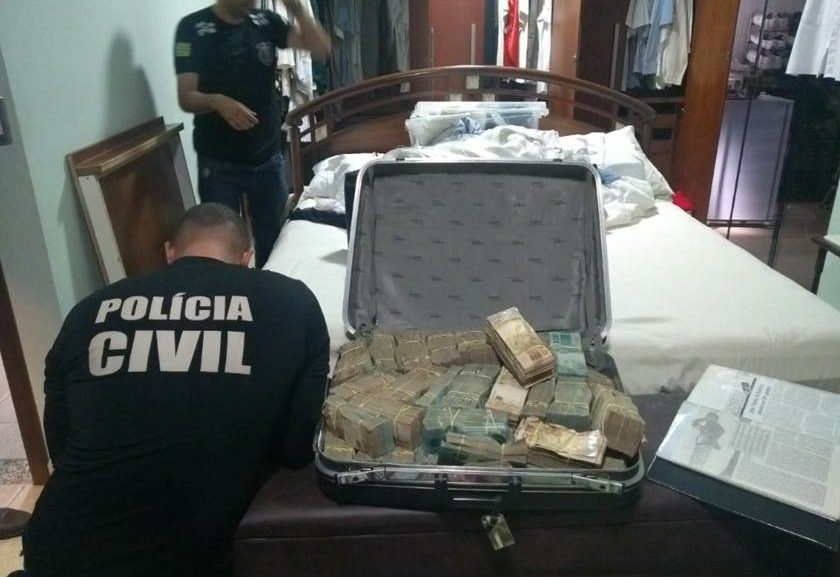 PCGO acha dinheiro, esmeraldas e esconderijo em casas de João de Deus