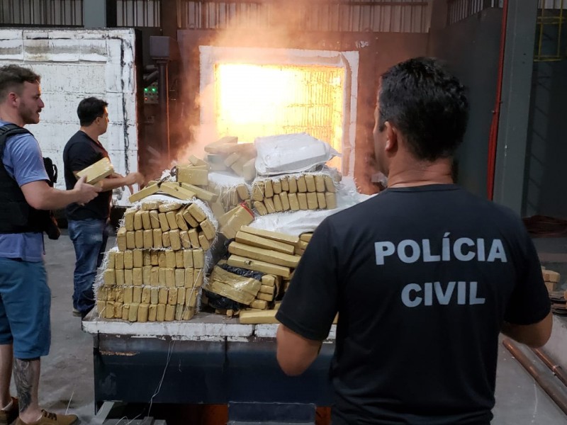 Polícia Civil incinera droga apreendida