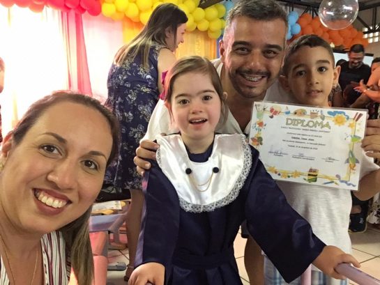 No país: Menina com Down recusada em 4 escolas particulares celebra formatura em escola pública