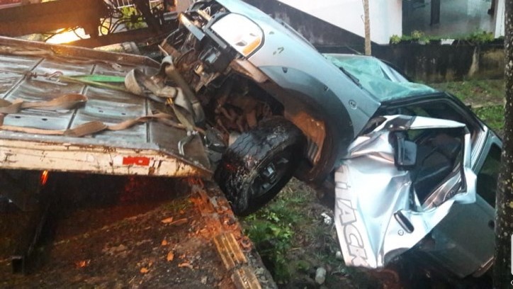 Em SC: Caminhonete despenca em terreno baldio