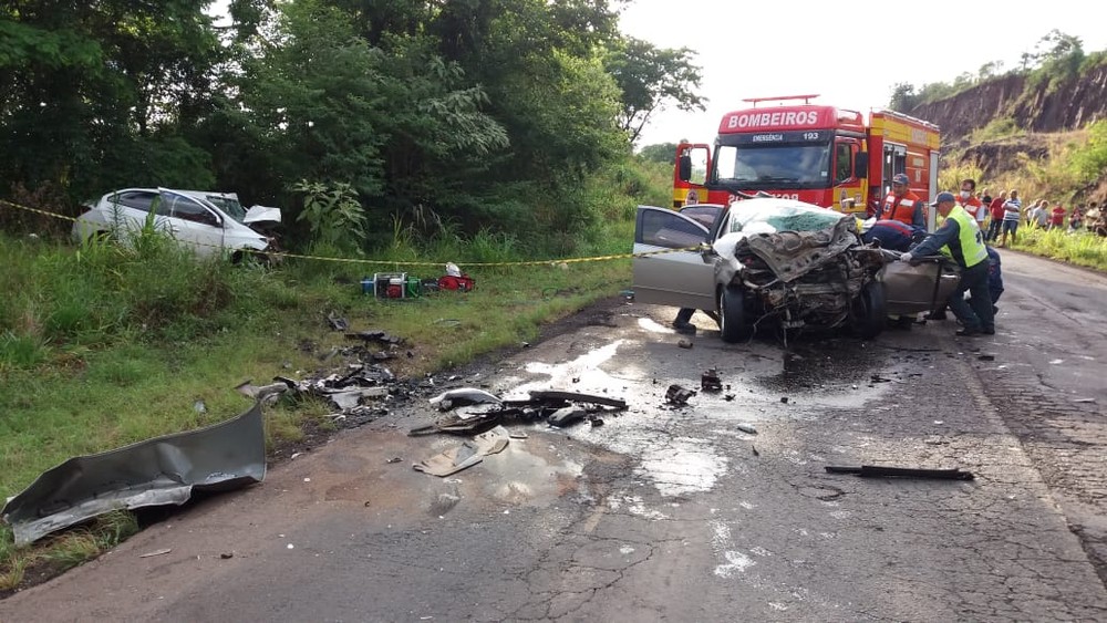 No Oeste de SC: Quatro pessoas morrem em acidente entre dois carros