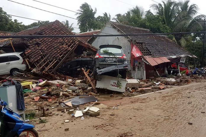Número de mortos em tsunami na Indonésia sobe para 281