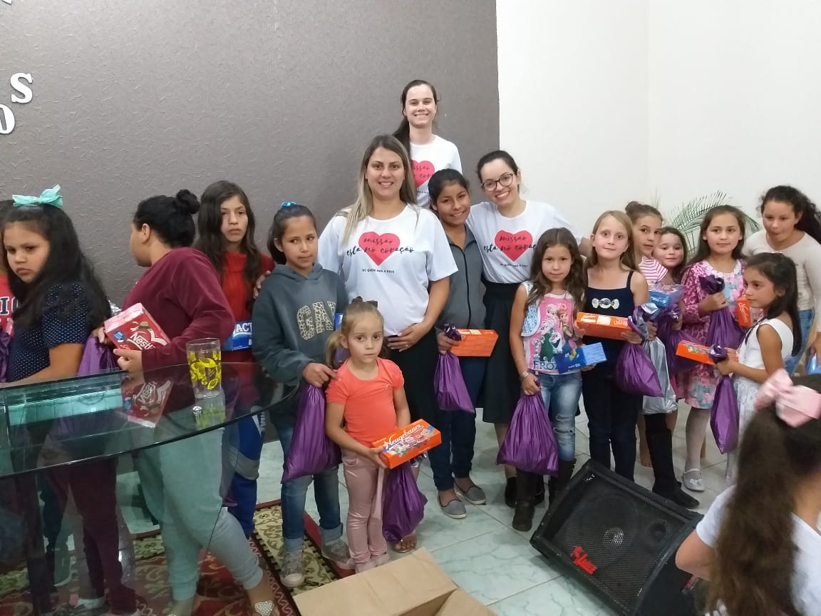 Natal Solidário: Voluntários entregam presentes e alimentos para comunidades da região