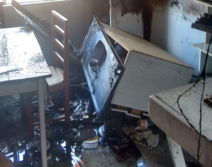 Incêndio mobiliza Bombeiros e populares em Praia Grande