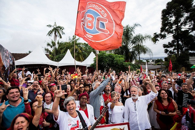 Mais de 500 pessoas celebram Natal na Vigília Lula Livre