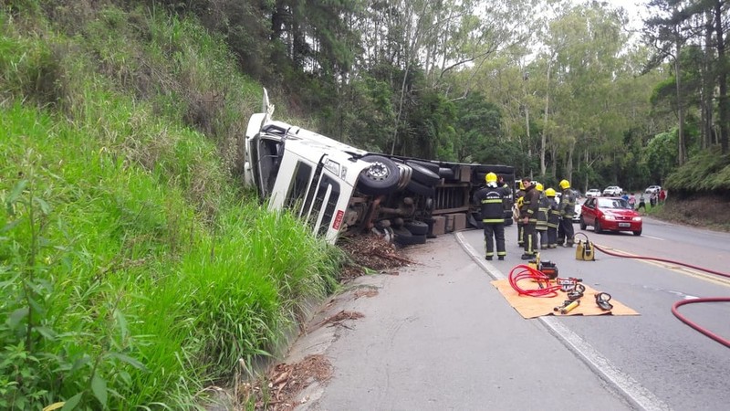 Em SC: Motorista de 24 anos morre após tombamento de carreta