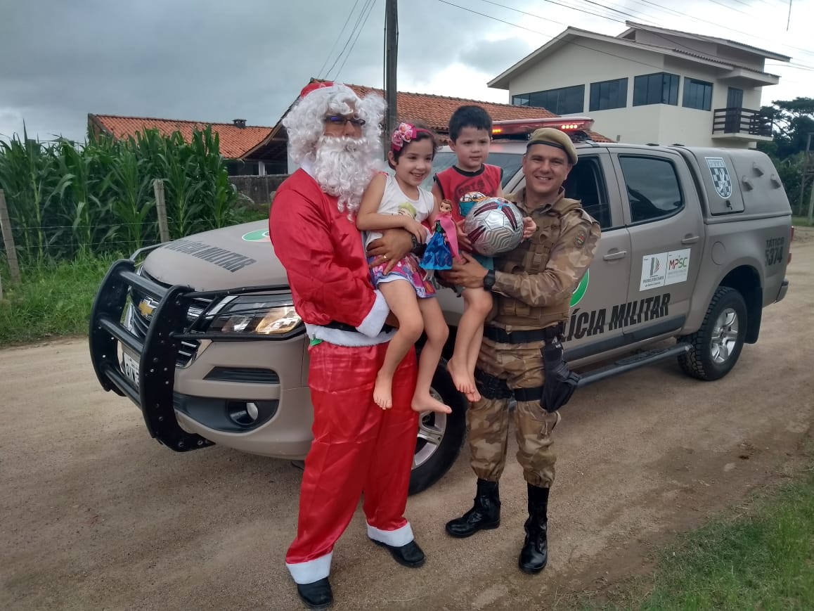 Polícia Militar de Tubarão distribui alimentos e brinquedos