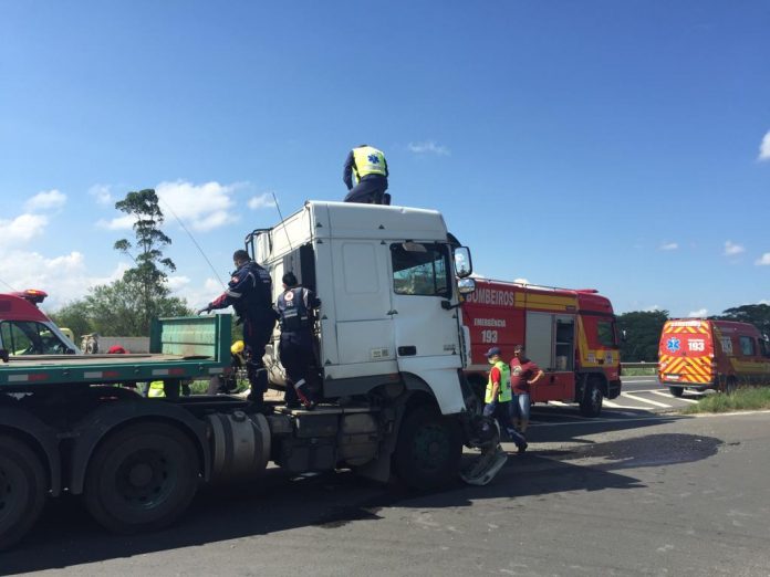 Motorista de 58 anos morre em colisão entre dois caminhões