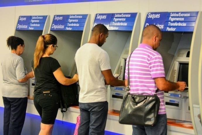 Trabalhadores têm até hoje (28) para sacar abono salarial de 2016