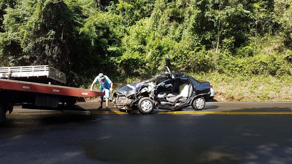 Em SC: Colisão frontal envolve caminhão e dois carros
