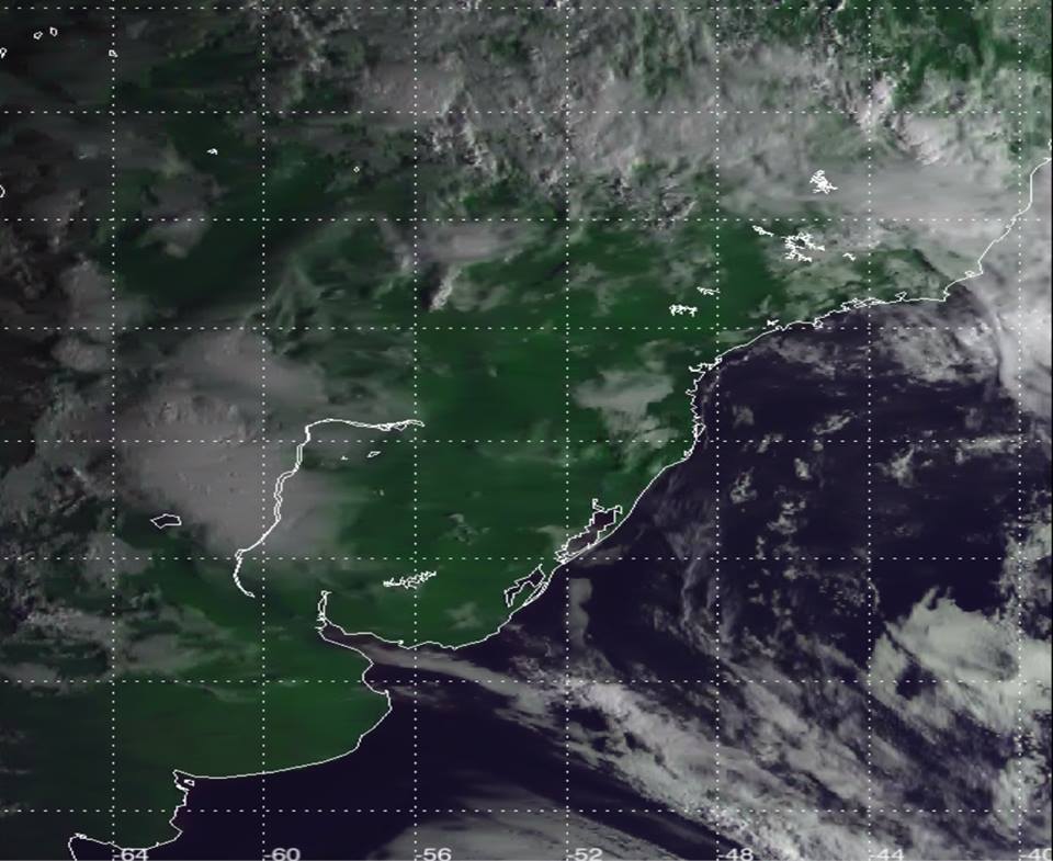 Alerta meteorológico é emitido para temporais, raios e ventos em regiões de SC