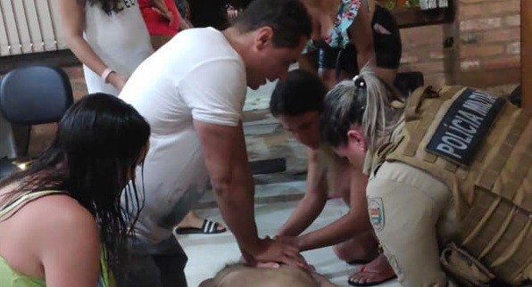 Policiais militares salvam vida de turista em Imbituba