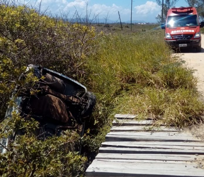 Carro cai de ponte de madeira na praia do Sol