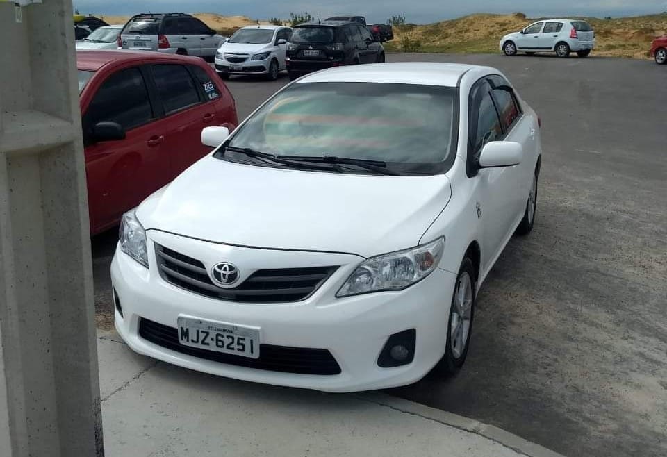 Carro é alvo de furto na praia do Cardoso
