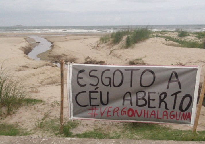 Moradores enfrentam problemas de esgoto em Laguna