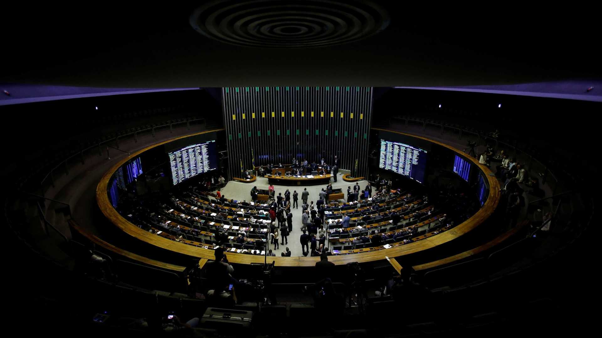Deputados querem aumento de salário igual ao do Supremo