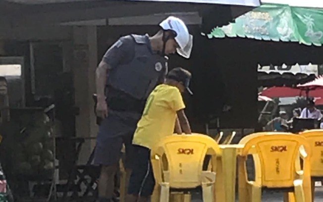 No país: Policial ajuda criança com fome e fotos viralizam