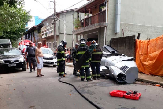 No país: Helicóptero cai e mata pedestre; ocupantes sobrevivem