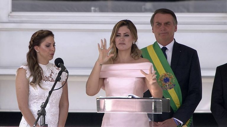 Primeira-dama faz discurso de agradecimento em libras