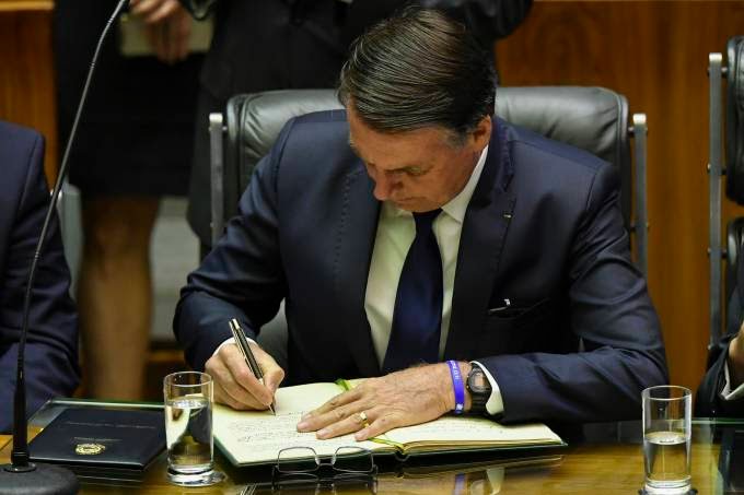Bolsonaro assina decreto que fixa salário mínimo em R$ 998 em 2019