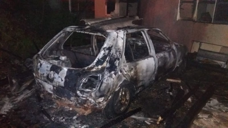 Em Criciúma: Veículo é destruído pelo fogo e residência parcialmente atingida
