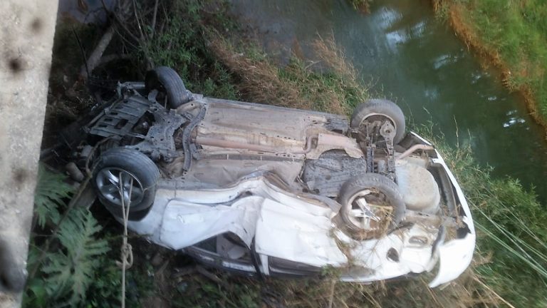 Casal sobrevive em grave acidente após cair às margens de rio