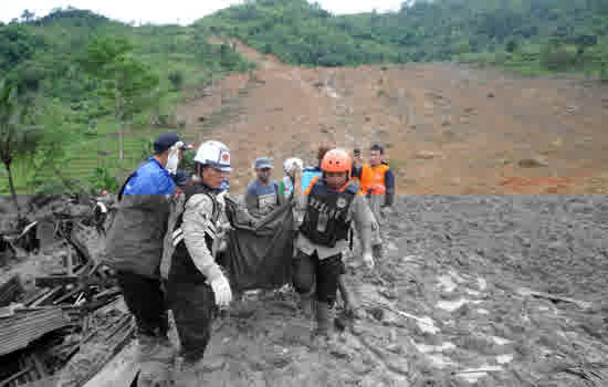 No Mundo: 15 mortes são registradas em deslizamento de terra