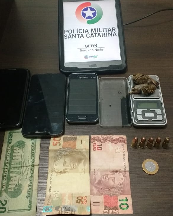 Homem é preso com drogas e munições em Gravatal