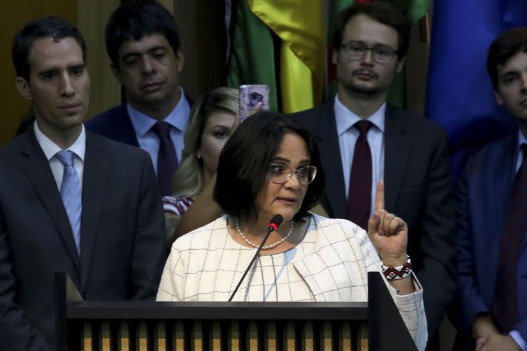 Damares diz que direitos da comunidade LGBT serão respeitados