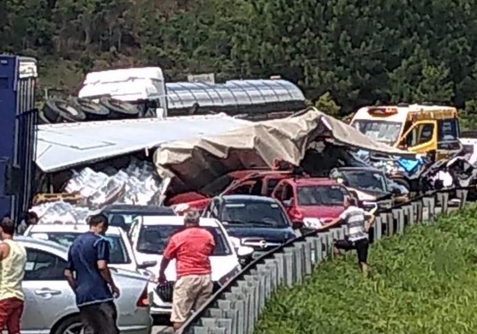 Colisão entre dois caminhões e carros interdita rodovia que liga SC ao PR
