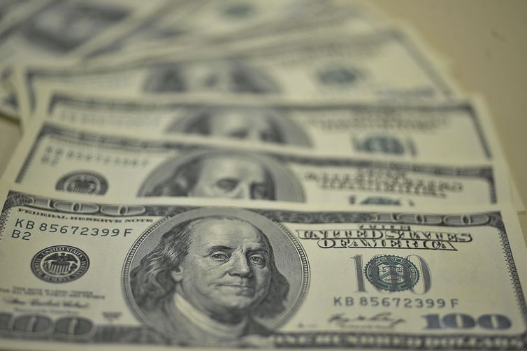 Dólar fecha em queda e Bolsa bate recorde pelo segundo dia consecutivo