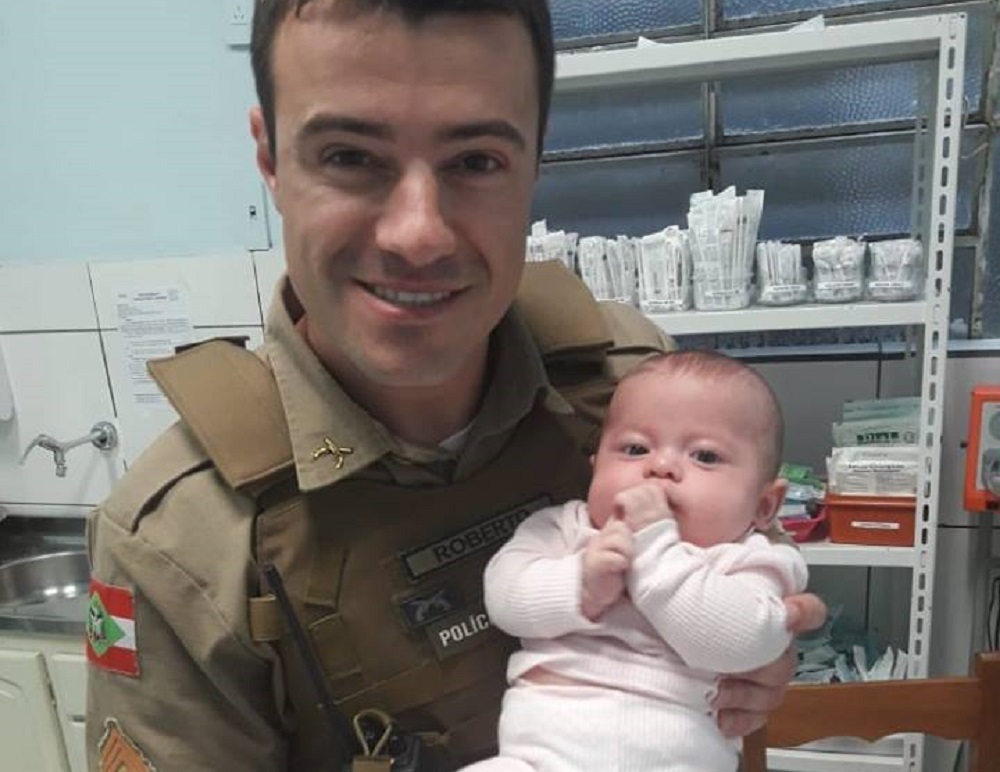 Policial Militar salva vida de bebê engasgada