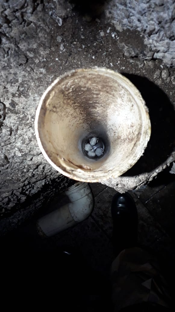 Pacotes de crack são encontrados em esgoto de descarga sanitária de residência