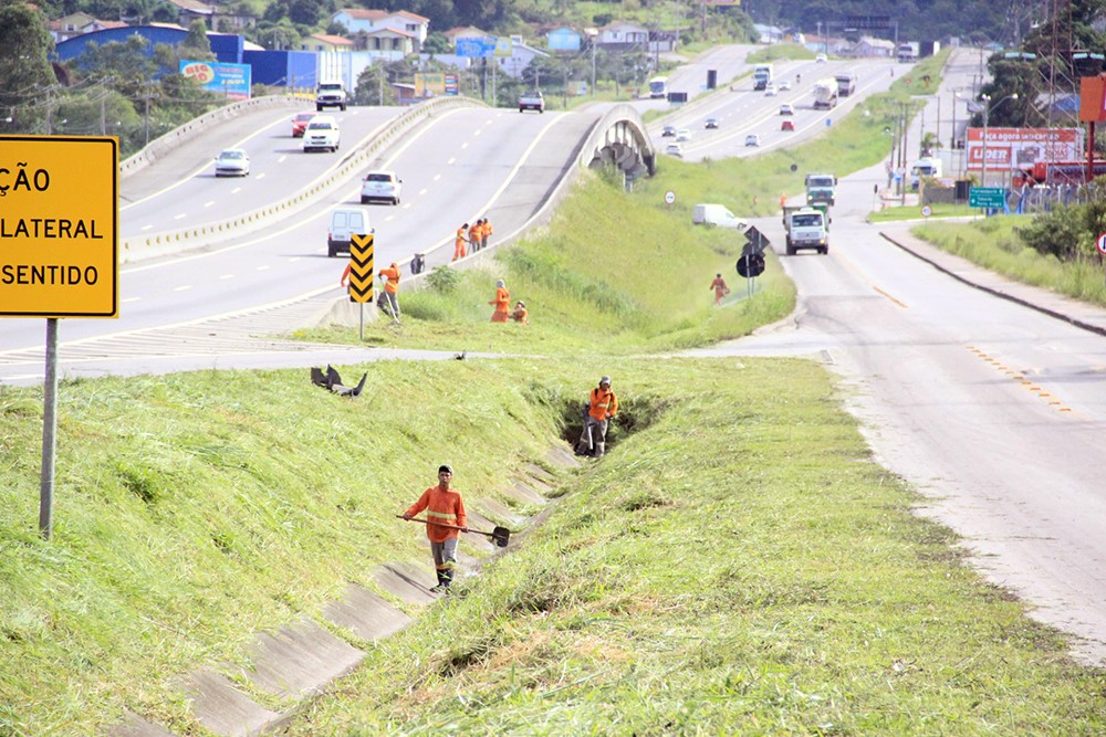 Atenção motoristas: BR-101 tem roçadas entre Imbituba, Capivari de Baixo e Criciúma