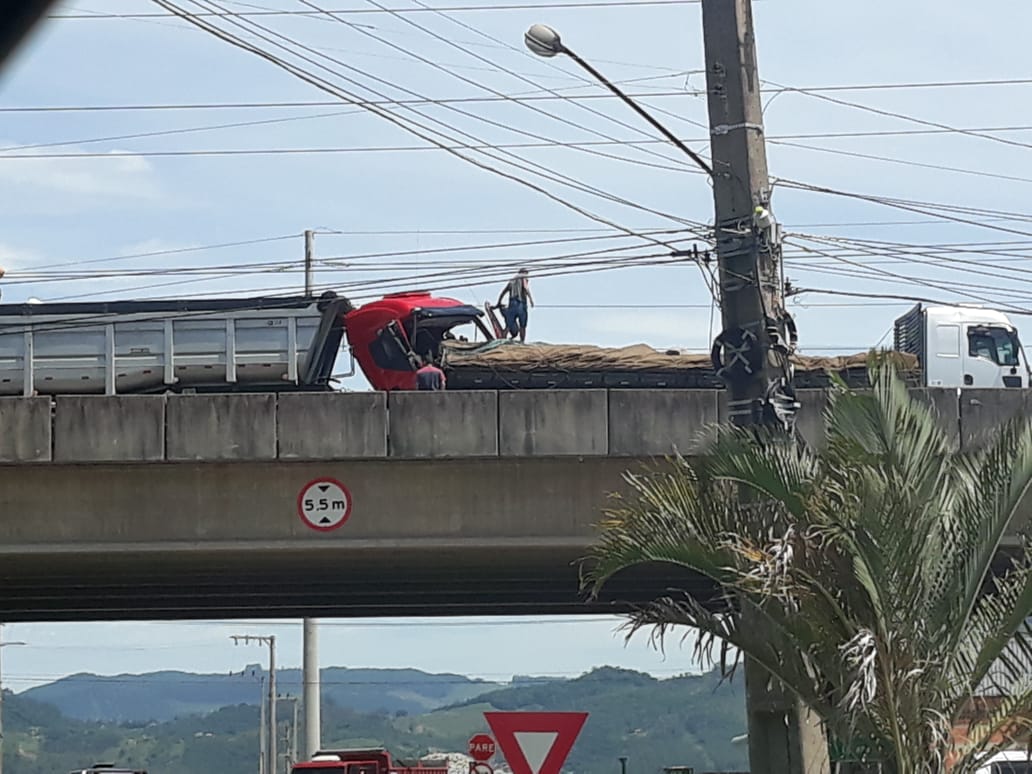 Agora: Motorista está preso às ferragens em grave acidente em Tubarão