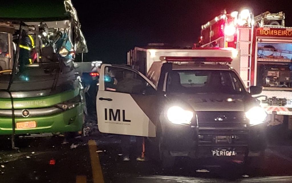 Colisão entre ônibus que saiu de SC e caminhão deixa cinco mortos no Paraná