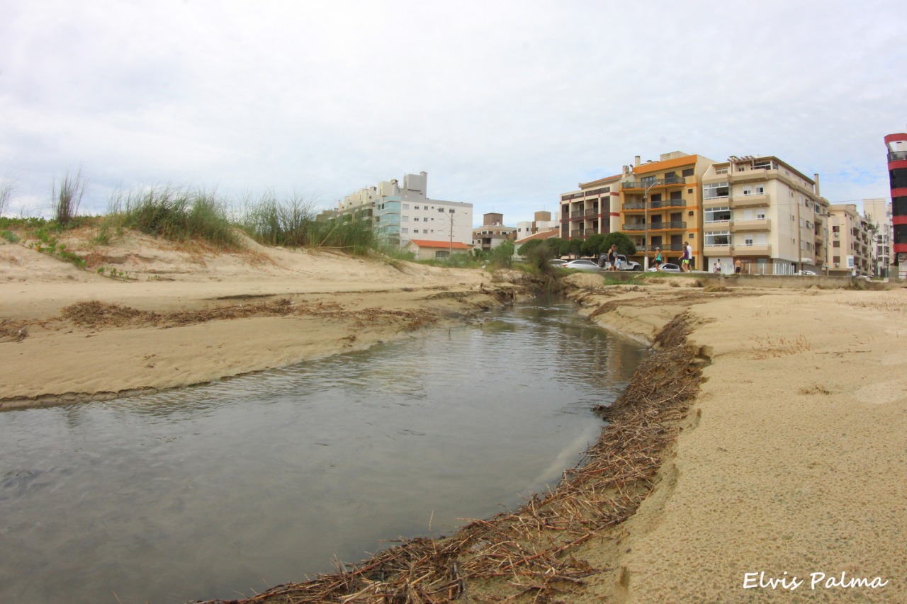 Esgoto volta a vazar no Mar Grosso após falha no emissário submarino