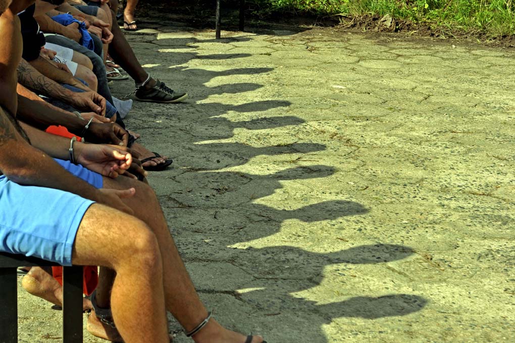 Projeto acaba com direito de presos ao banho de sol