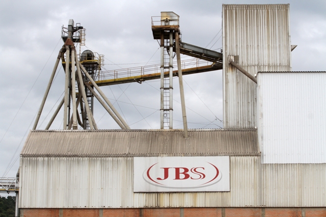 Avicultores lutam para pagar dívida milionária