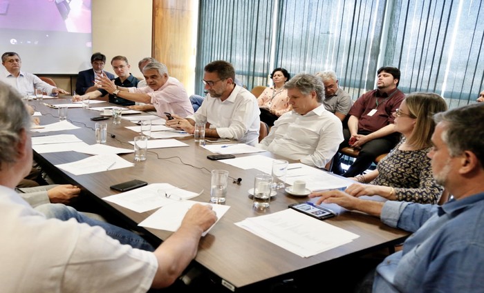 PT vai recorrer contra decreto de posse de armas, diz Humberto Costa