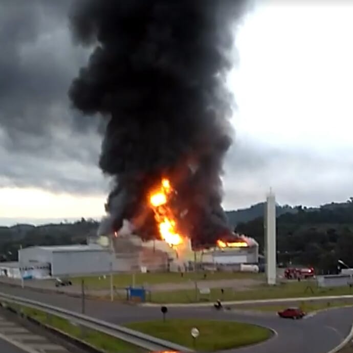 No País: Incêndio de grande proporção atinge galpão da Mitsubishi