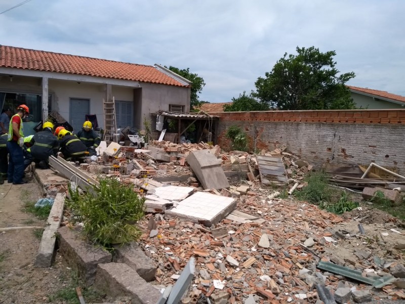 Homem é atingido por parede durante demolição em Tubarão