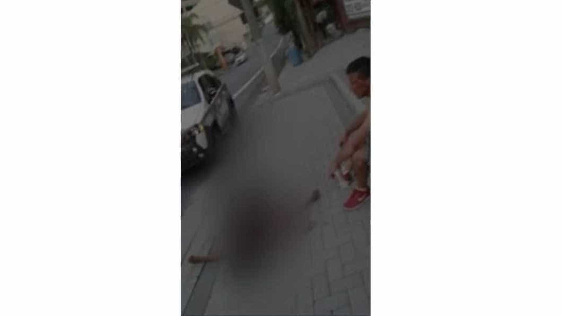 Em SC: Mulher é agredida; suspeito é detido sentado na calçada