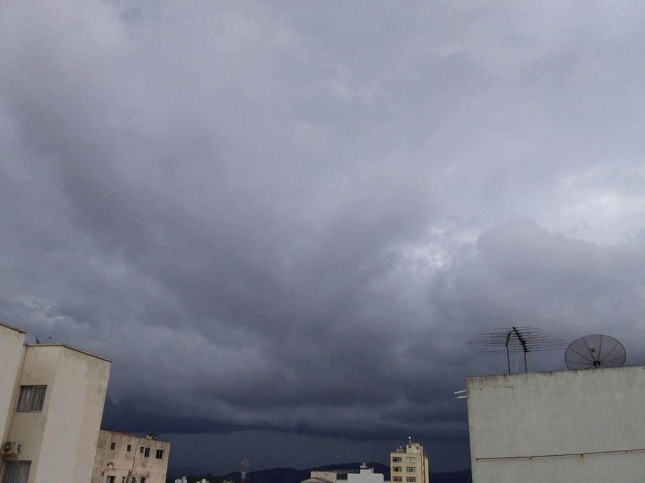 Defesa Civil emite alerta de temporal com raios de intensidade forte para a região