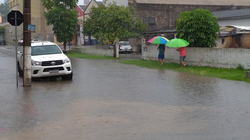 Criciúma: Com forte chuva, ruas voltam a ficar alagadas, mas em menor proporção