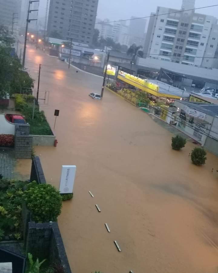 Em Blumenau: Temporal causa prejuízos e transtornos