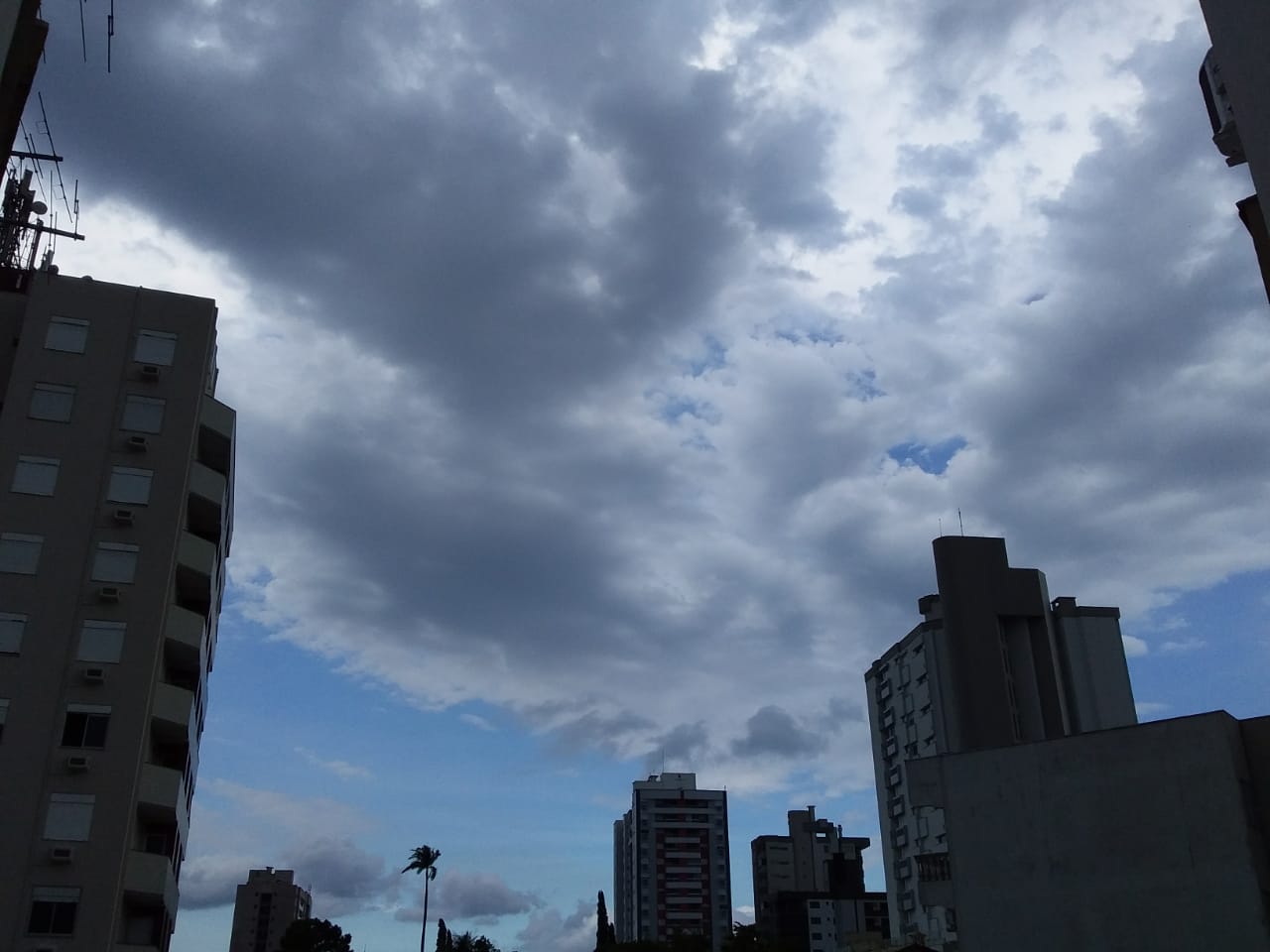 Previsão do tempo em SC: Calor e pancadas de chuva à tarde